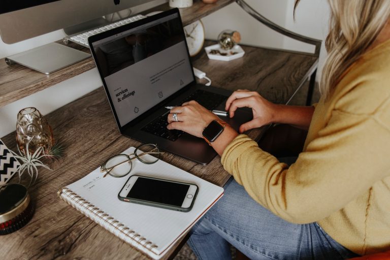 Femme qui travaille à un bureau