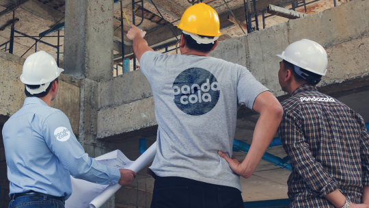 Trois personnes sur un chantier avec des vêtements professionnels personnalisés Pandacola
